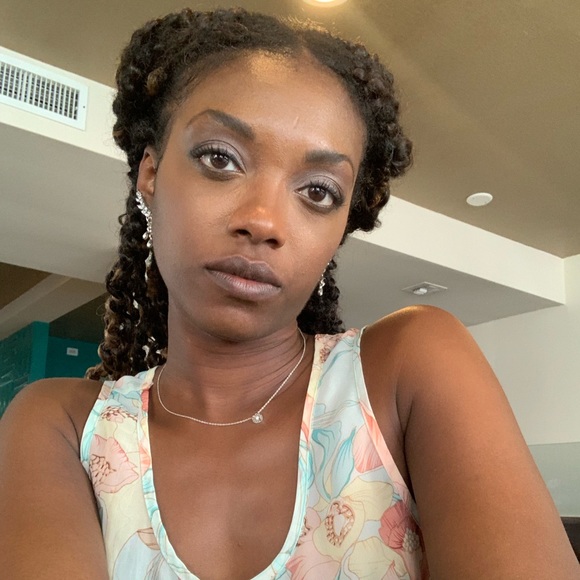 Meet your Posher, Tiffany - Picture 2 of 6